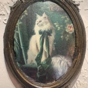 Cadre mural ovale style baroque chat blanc